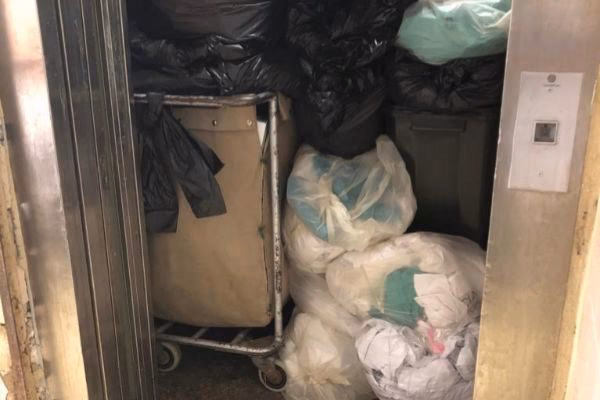 ¿Cómo se debe desinfectar la ropa hospitalaria?