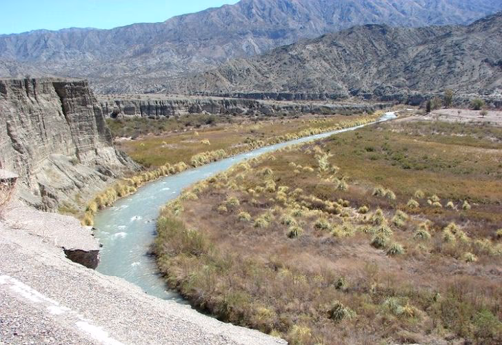 ¿Cuáles son las consecuencias de la contaminación y la violación de leyes de Barrick Gold?