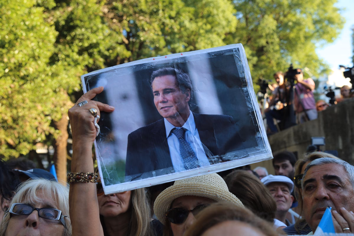 ¿Cuántos hombres fueron detenidos tras contaminar la escena del crimen?
