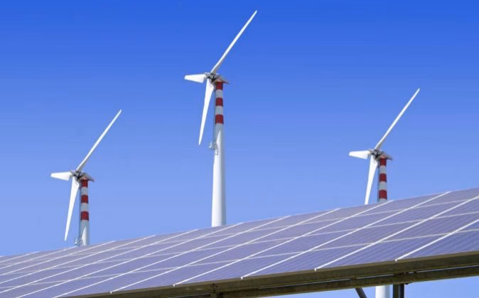 ¿Qué país produce más energía solar o eólica?