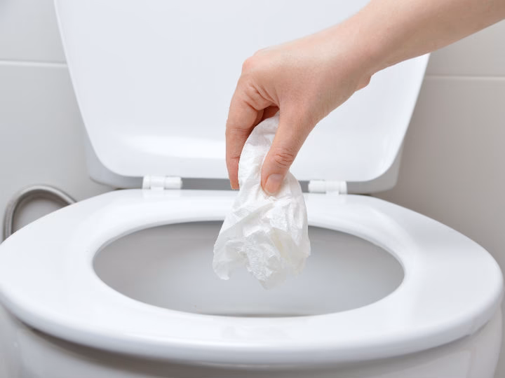 ¿Qué pasa si le pongo papel al inodoro?