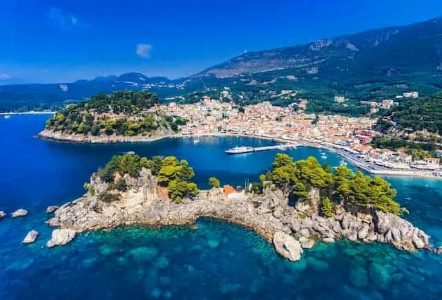 ¿Cómo ha evolucionado la economía y las políticas griegas desde entonces?