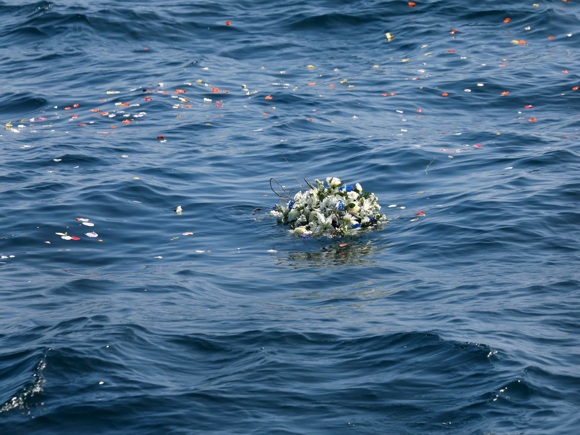 ¿Cuáles son las consecuencias de esparcir las cenizas en el mar?