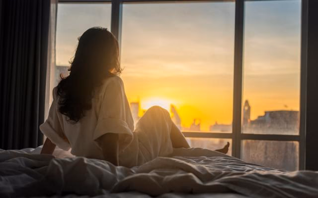 ¿Por qué es bueno tomar sol durante el día?