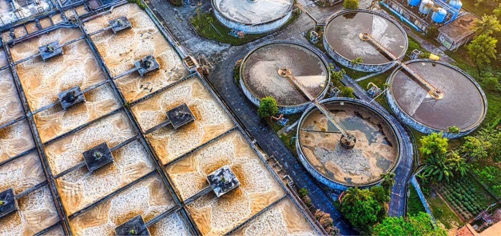 ¿Qué medidas deben tomar las compañías mineras para evitar la contaminación del agua?