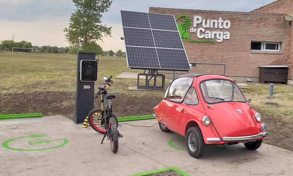 ¿Cómo cargar un coche eléctrico con placas solares?