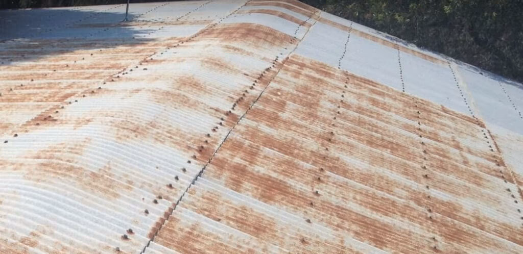 ¿Cómo actúa el agua en la chapa de zinc?