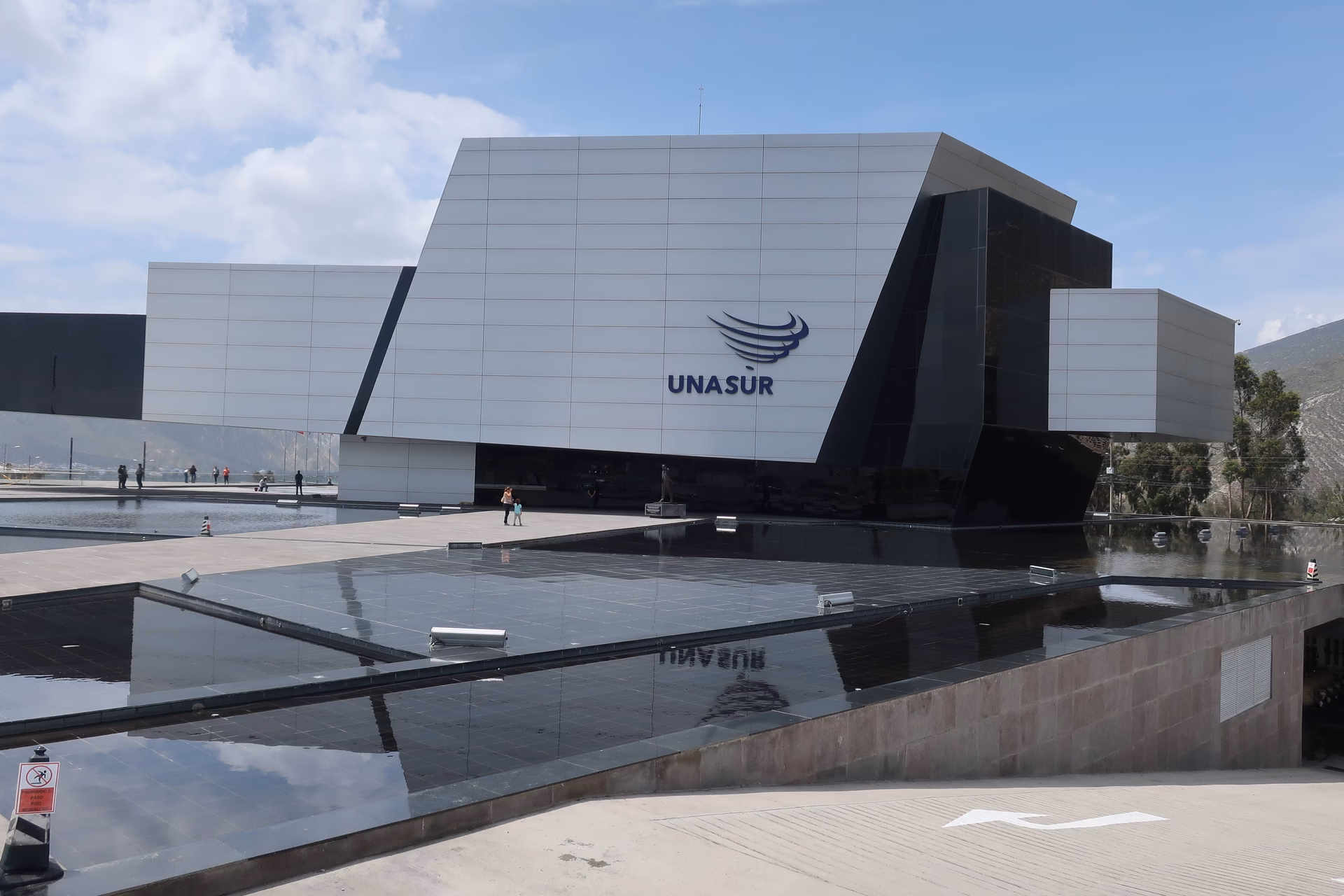 ¿Cuántos pisos tiene la planta baja de Unasur?