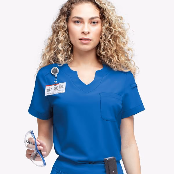 ¿Cuál es el rol de los uniformes clínicos en la transmisión cruzada de infecciones?