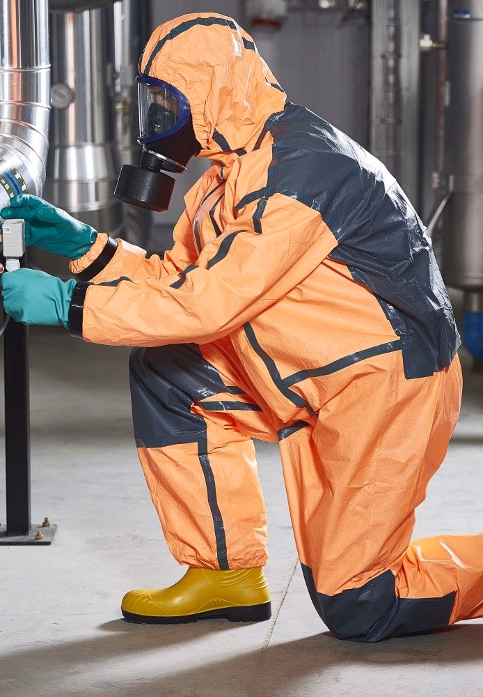 ¿Qué se debe hacer antes y después de usar una ropa que proteja de productos químicos?