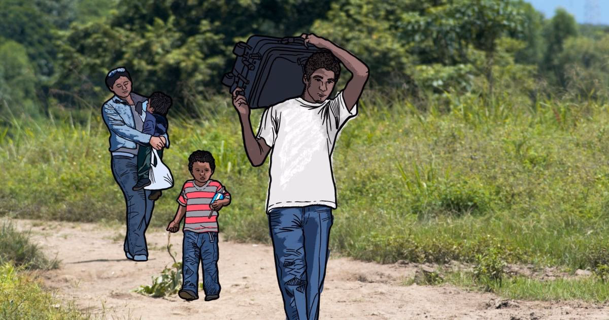 ¿Cómo se transportan los contaminantes disueltos en el agua de infiltración?