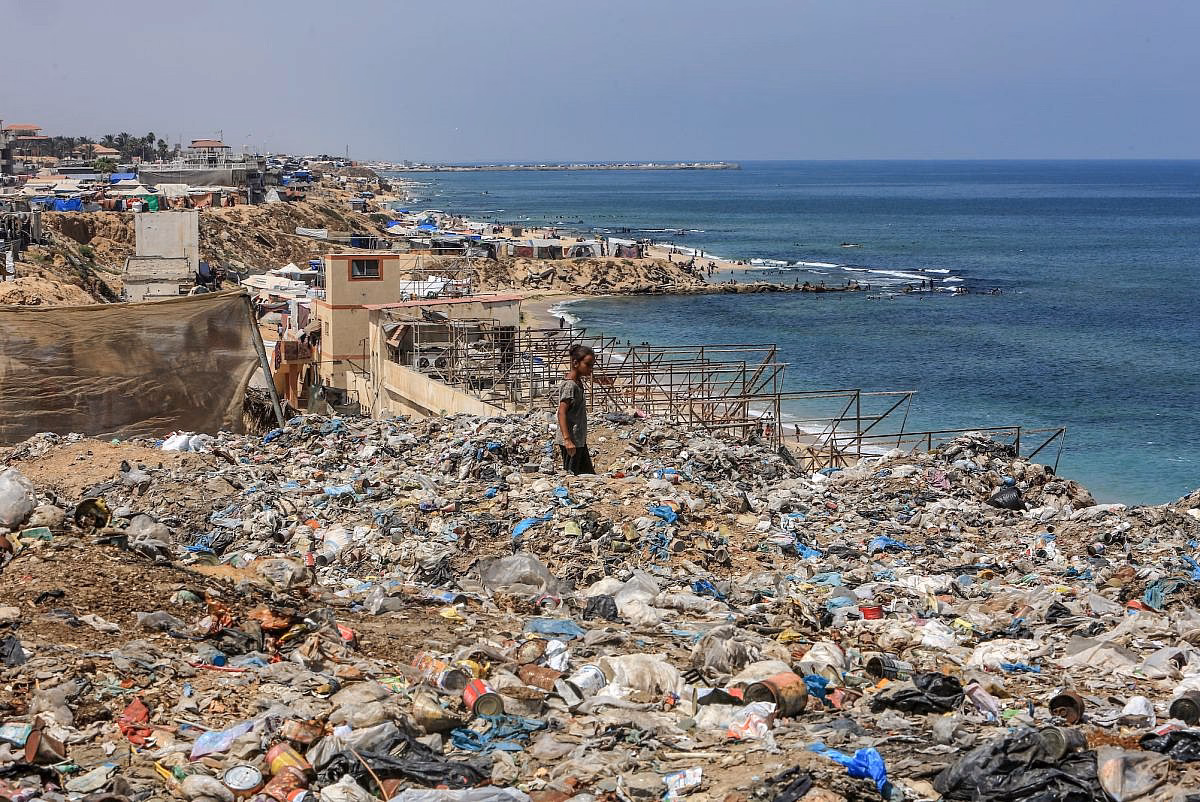 Can water be contaminated by military operations?