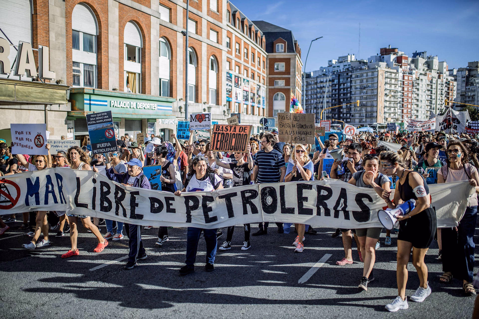 ¿Cuál es la situación de los habitantes afectados por la contaminación por plomo en la ciudad de Flint?