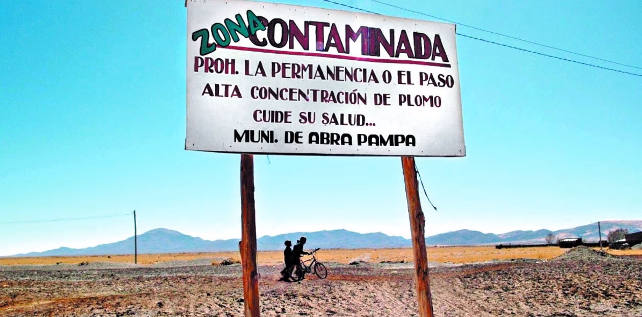 ¿Quiénes fueron los autores de la investigación epidemiológica sobre la contaminación por plomo en Abra Pampa?